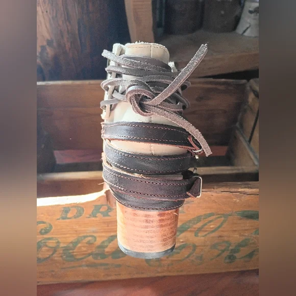 BNIB RARE Freebird Desert White with Black straps women's size 10 - Picture 16 of 16